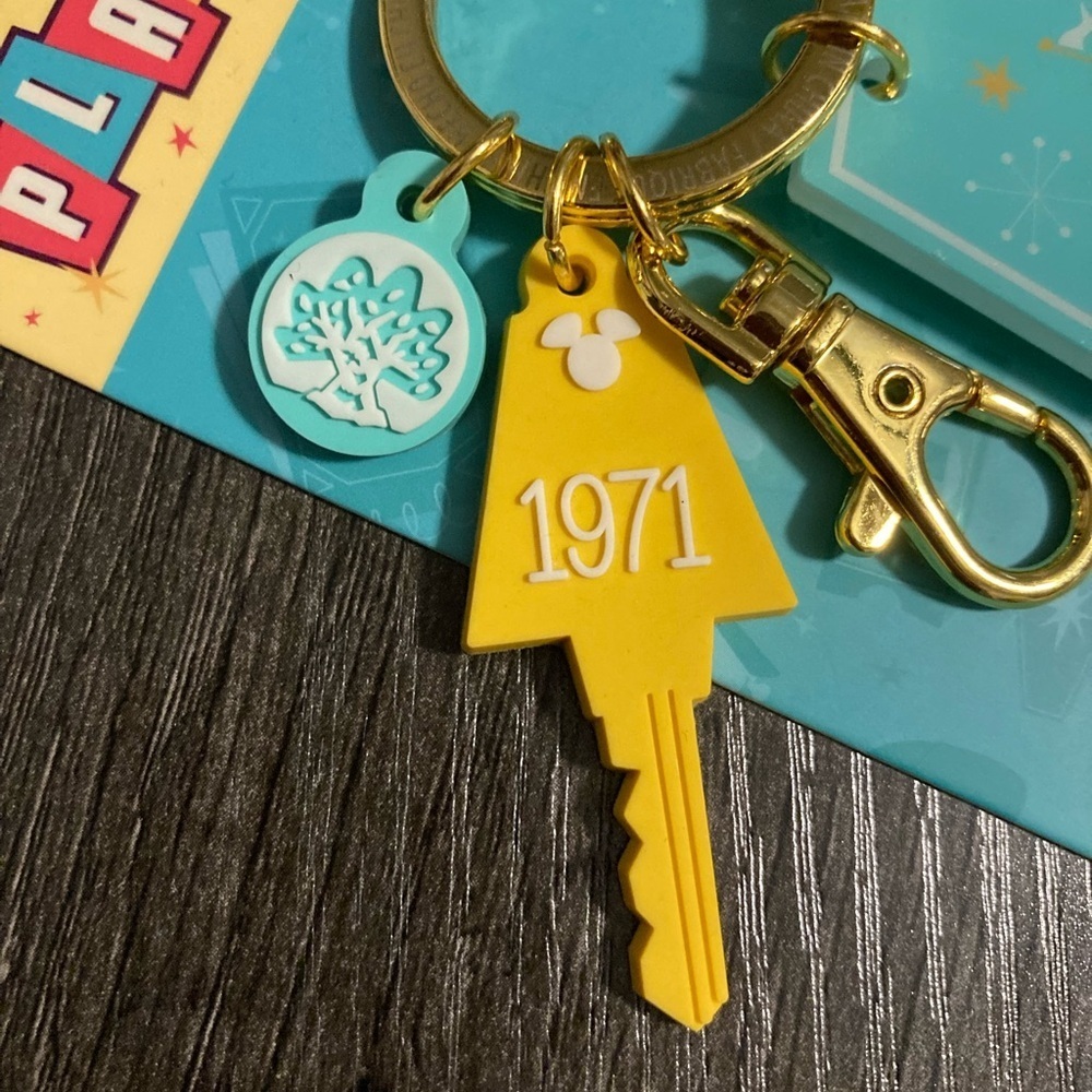 Play in the Park Disney Retro Hotel Keychain - Picture 5 of 7